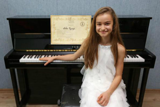 Uluslararası Piyano Yarışmasında Dünya İkincisi Olan 12 Yaşındaki Nehir Özzengin