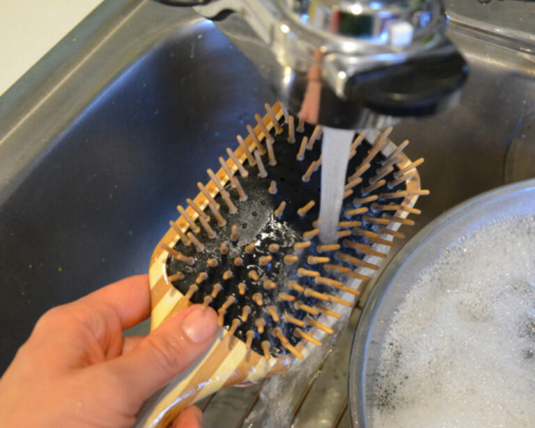 Saç Fırçası Nasıl Temizlenir?