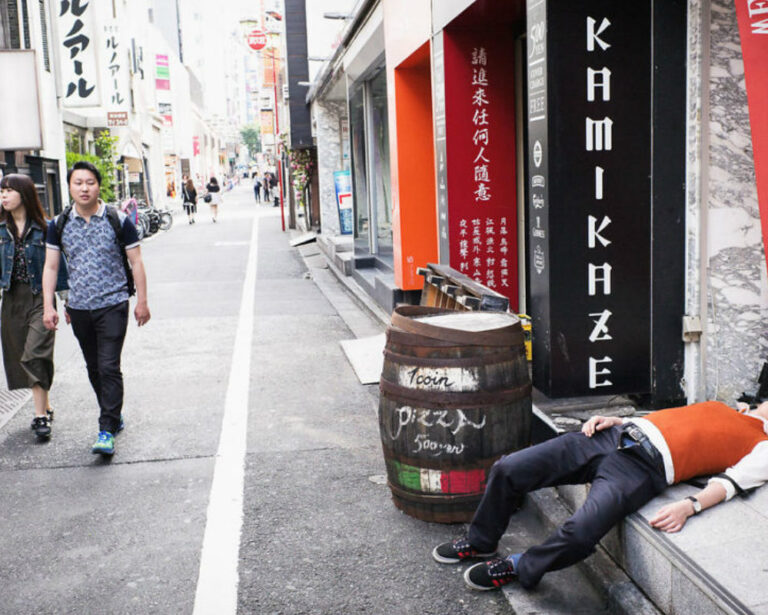 2 Yıl Boyunca Tokyo Sokaklarındaki Sarhoş İnsanları Fotoğraflayan İngiliz Sanatçı