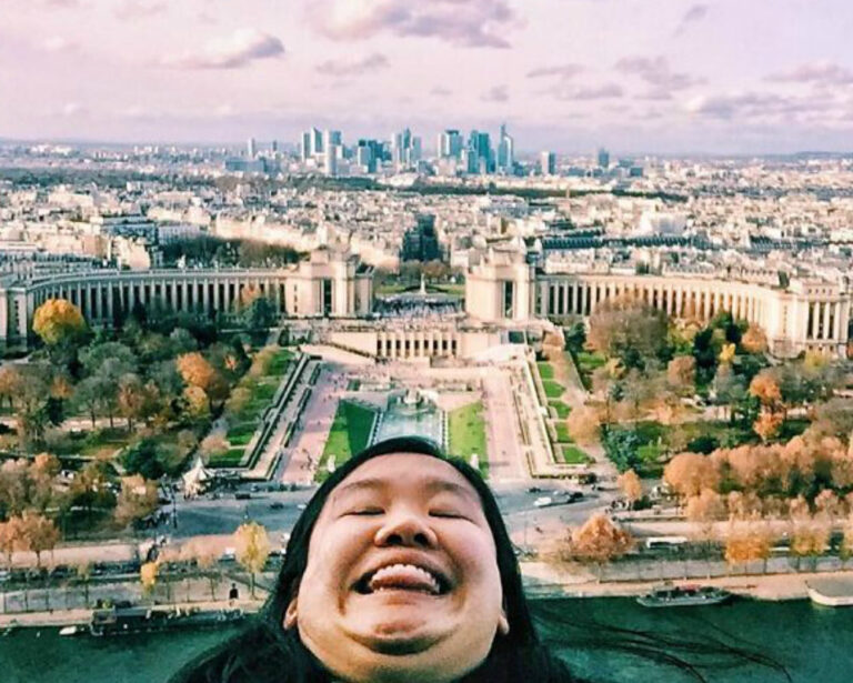 Sosyal Medyanın Yapaylığını Eğlenceli Selfie’ler Çekerek Trolleyen Kadın