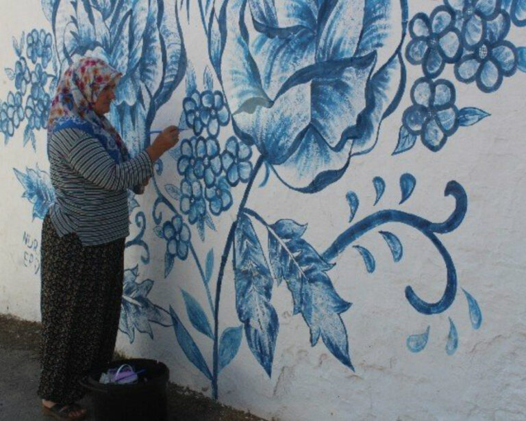 Çobanlıktan Ressamlığa! Köy Duvarlarını Çizimleriyle Renklendiren Nuran Erden