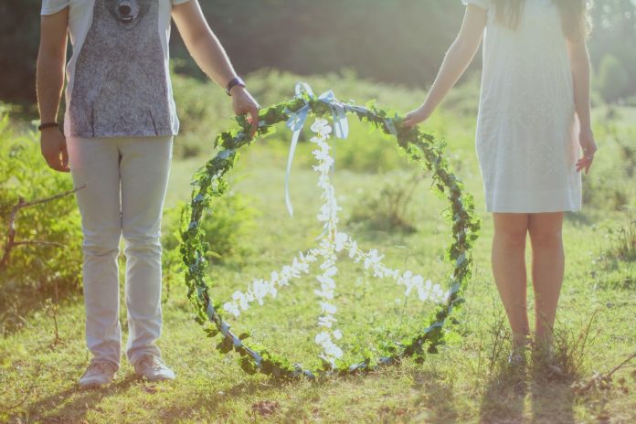 Astrolojiye Göre En Uyumlu Burç Çiftleri Hangileri? İlişkinizin Sırrı Burcunuzda Gizli Olabilir!