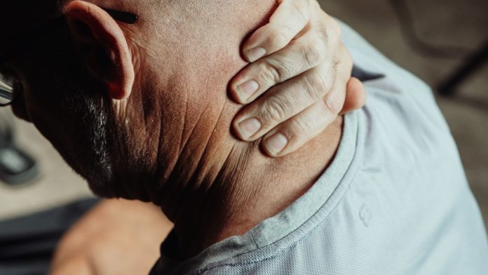 Ense Sertliği Neden Olur? Boyun Ağrısı ve Sertliğinin Altındaki Sebepler