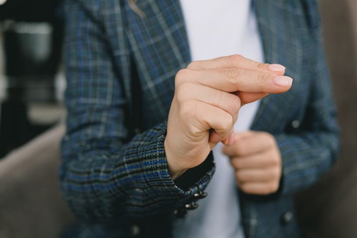 Parmak Uçlarında Uyuşma Neden Olur? Kadın Sağlığına Odaklı Detaylı Rehber