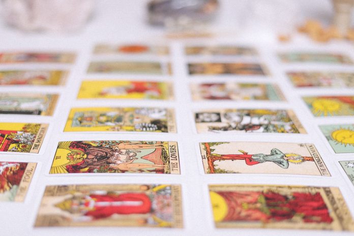 Tarot Kartlarına Yeni Başlayanlar İçin Kapsamlı Rehber: İlk Adımlar ve Anlamlar