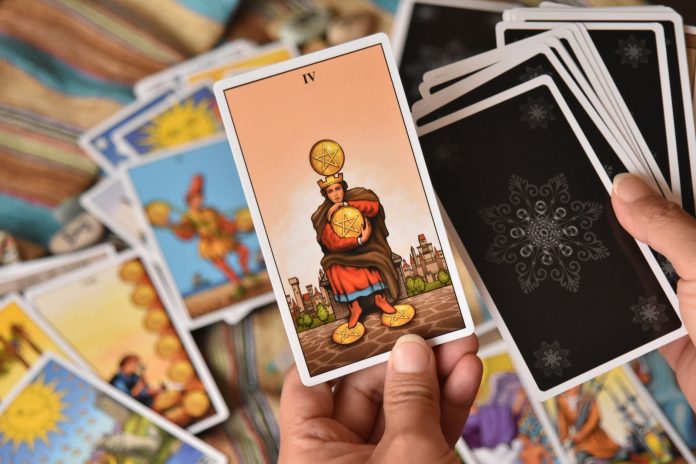Tarot Kartlarına Yeni Başlayanlar İçin Kapsamlı Rehber: Gizemli Dünyaya Adım Atın