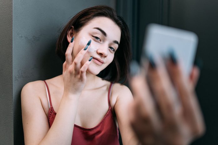Anti-Aging Cilt Bakım Rutini: Genç ve Parlak Bir Cilt İçin Bilimsel Yaklaşımlar