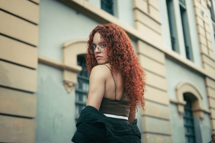 Aslan Burcu Kadını Özellikleri: Ateşli ve Parıldayan Bir Ruh
