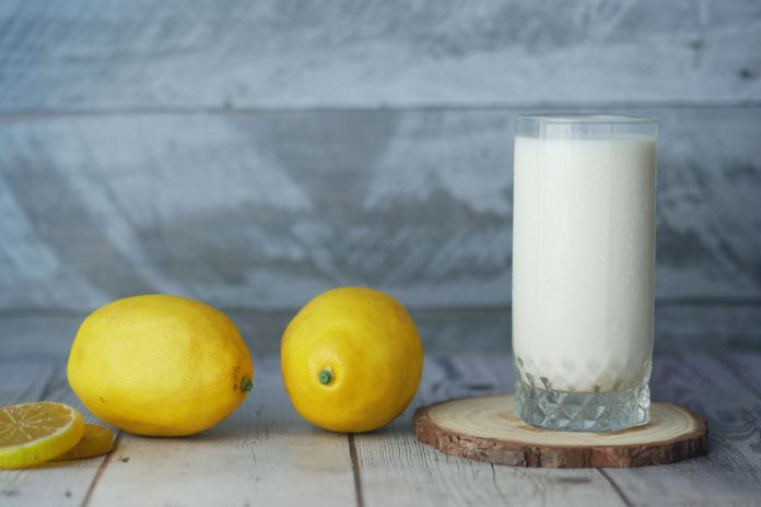 Limonla Süt İçilir Mi: Bilimsel Gerçekler ve Yaygın İnanışlar