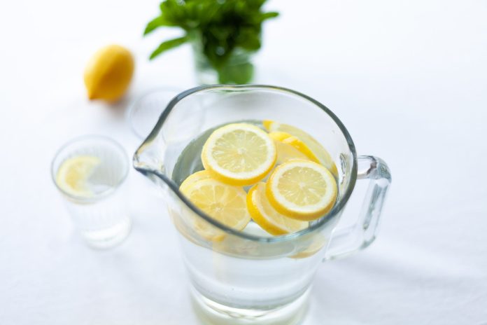 Limonlu Su Her Gün İçilir mi? Uzmanlar Ne Diyor?
