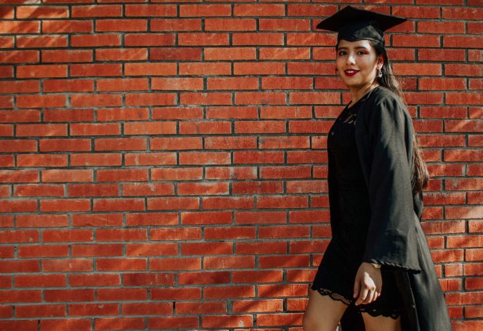 Mezuniyet Kıyafeti Nasıl Seçilir? Unutulmaz Bir An İçin Mükemmel Stil Rehberi