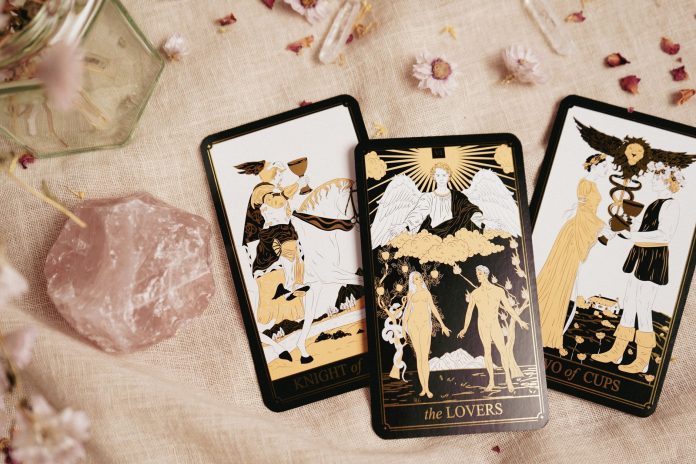 Tarot Kartlarında Aşk Falı Nasıl Bakılır? İlişkileriniz İçin Rehberiniz