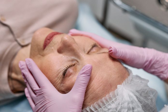 Anti-Aging Cilt Bakımı: İleri Yaşlar İçin Kırışıklık Karşıtı Bakım Rutinleri ve Teknolojileri