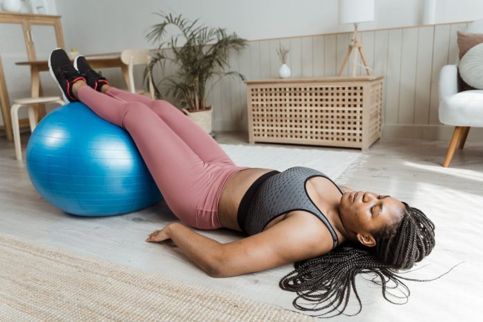 Evde Fitness: Kadınlar İçin Ekipmansız Antrenmanlar ve Motivasyon Rehberi