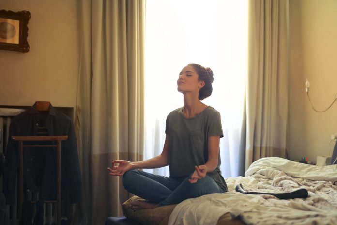Evde Yoga ve Meditasyon: Kadınların Zihinsel ve Fiziksel Dinginliğe Ulaşma Rehberi