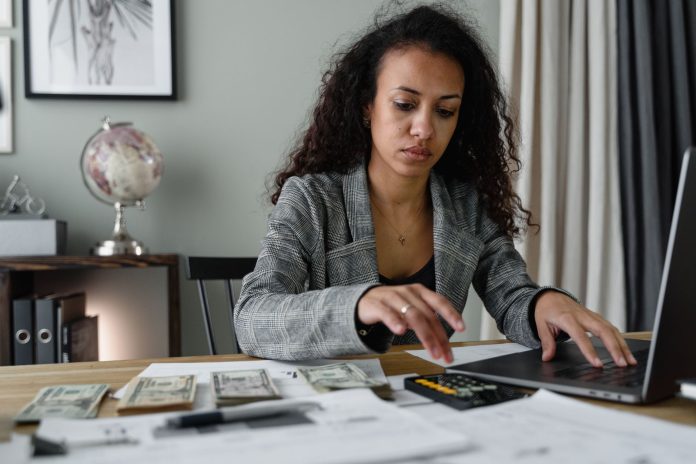 Finansal Okuryazarlık: Kadınların Bütçesini Yönetme ve Tasarruf Etme Rehberi