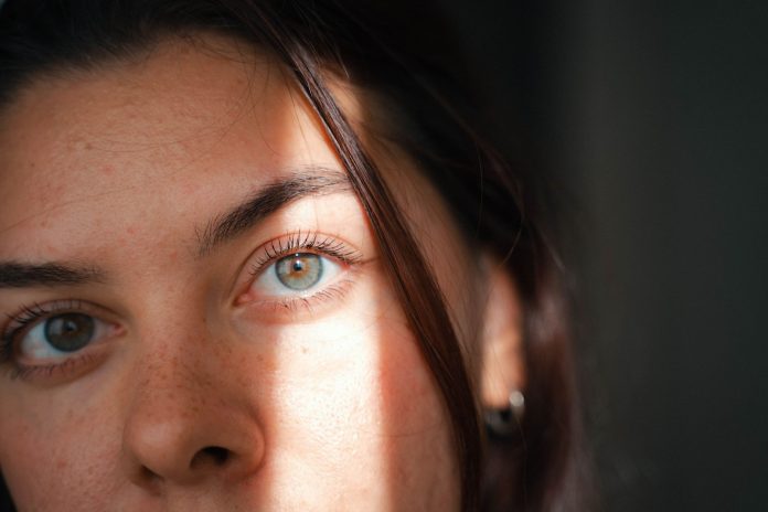 Kadınlarda Hormonal Dengesizlikler ve Cilt Üzerindeki Etkileri: Çözüm Yolları ile Daha Sağlıklı Bir Cilt