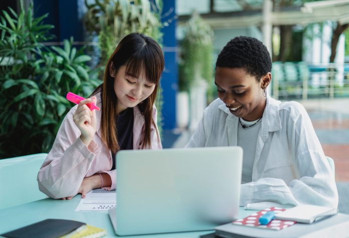 Online Eğitim ve Gelişim Fırsatları: Kadınlar İçin Yeni Beceriler Edinme Yolları