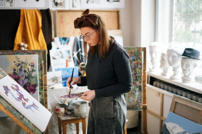 Sanat ve Terapi: Kadınların Yaratıcılıklarını Keşfetme ve Ruhsal İyileşme Yolları