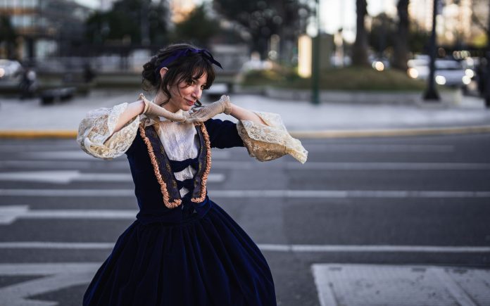 Vintage Moda Akımı: Kadınların Zamansız Parçalarla Şıklığı Yakalaması