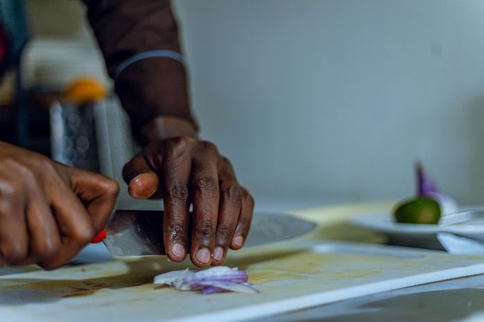 Yemek Yapma Sanatı: Yeni Tarifler Deneyerek Mutfakta Ustalık Kazanma Rehberi