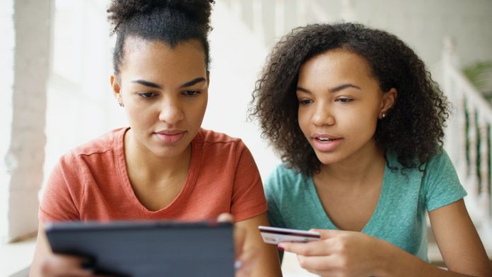 Dijitalleşen Dünyada Kadın Olmak: Siber Güvenlikten Online Topluluklara Bilinçli Katılım Rehberi