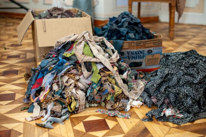 Eski Kıyafetleri Yeniden Değerlendirme: Sürdürülebilir Moda ve Kendin Yap Projeleriyle Tarzını Yenile