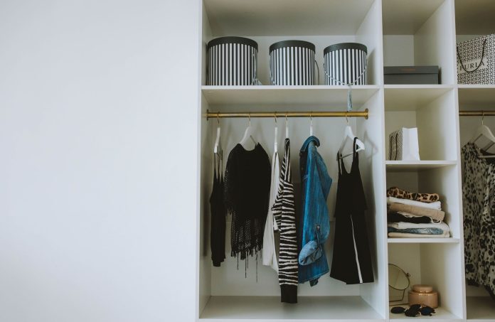 Gardırop Detoksu: Minimalist Bir Stille Şıklığı Yakalamak ve Dolabını Yenilemek