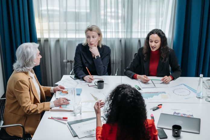 İş Hayatında Kadın Olmak: Cam Tavanı Aşma ve Liderlik Becerilerini Geliştirme Yolları