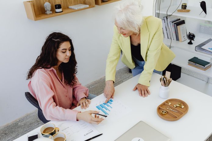 Kadınların Kariyer Gelişiminde Mentorluğun Önemi: Doğru Mentor Nasıl Bulunur ve İlişkisi Nasıl Yönetilir?