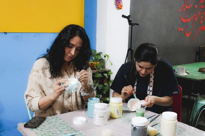 Sanat ve El Sanatları Atölyeleri: Kadınların Yaratıcılıklarını Keşfetme ve Geliştirme Yolları
