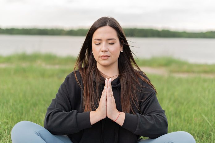 Stres Yönetimi ve Meditasyon: Kadınların Zihinsel Dinginlik Arayışına Kapsamlı Rehber